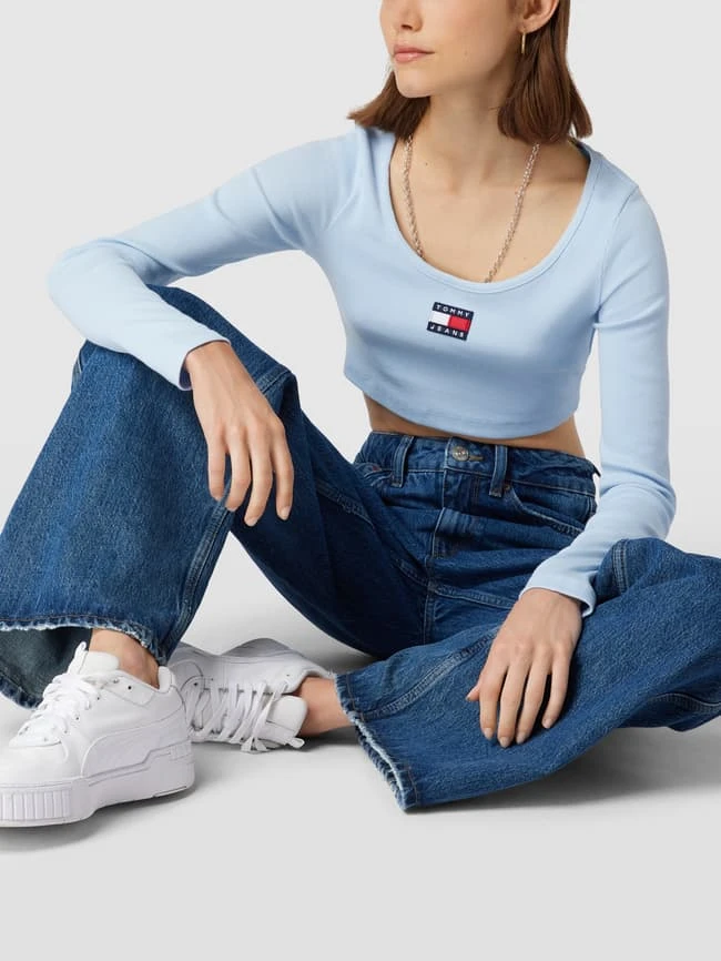 Tommy Jeans Cropped Longsleeve Mit Label-Patch Modell 'CROP RIB CENTER BADGE' - Hellblau 1 Tommy Jeans Cropped Longsleeve Mit Label-Patch Modell 'CROP RIB CENTER BADGE' - Hellblau