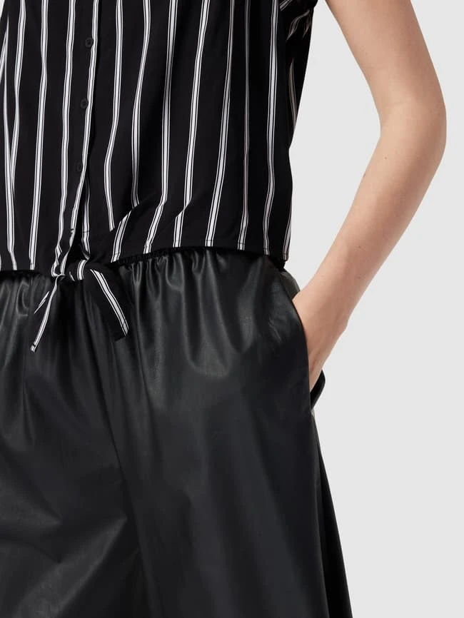 REVIEW Crop Top Mit Schleifen-Detail - Schwarz 3 REVIEW Crop Top Mit Schleifen-Detail - Schwarz – Bild 3