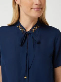 Marciano Guess Schluppenbluse Mit Kettendetails - Dunkelblau -Kendall & Kylie Shop 70o4sjpj9p44ecai6t7lckq395a3ei2c84pj4jaf6sokeca19h45cd1oagr30e1pa5852ea89p452cq7693mcpb575gjec9g6cqm8e1k65gm8e1kcgpjaohk6os6ap1l74o6ac0