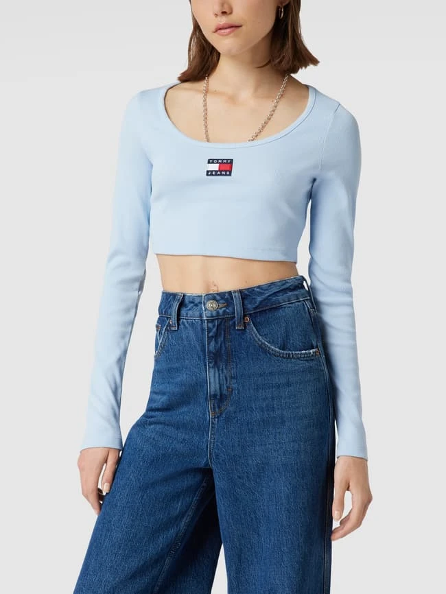 Tommy Jeans Cropped Longsleeve Mit Label-Patch Modell 'CROP RIB CENTER BADGE' - Hellblau 4 Tommy Jeans Cropped Longsleeve Mit Label-Patch Modell 'CROP RIB CENTER BADGE' - Hellblau – Bild 4