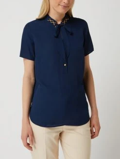 Marciano Guess Schluppenbluse Mit Kettendetails - Dunkelblau -Kendall & Kylie Shop a4s3ehab6orkiipi6oqjceae60r46j9o89144dqc6583ccqm6db48hhkad238e2c6kskuhahah73ah9h913j8p9m74p3ic9ocph62p1kc4q3co9o6lgj0c9ichj3id9j6grjge8