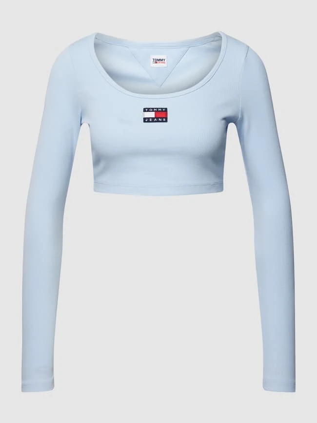Tommy Jeans Cropped Longsleeve Mit Label-Patch Modell 'CROP RIB CENTER BADGE' - Hellblau 2 Tommy Jeans Cropped Longsleeve Mit Label-Patch Modell 'CROP RIB CENTER BADGE' - Hellblau – Bild 2