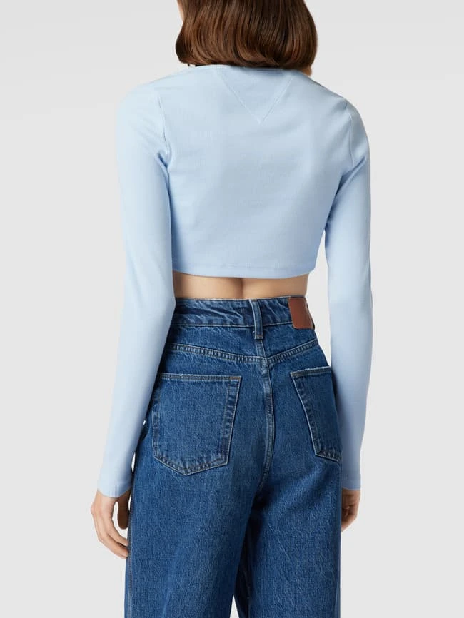 Tommy Jeans Cropped Longsleeve Mit Label-Patch Modell 'CROP RIB CENTER BADGE' - Hellblau 5 Tommy Jeans Cropped Longsleeve Mit Label-Patch Modell 'CROP RIB CENTER BADGE' - Hellblau – Bild 5